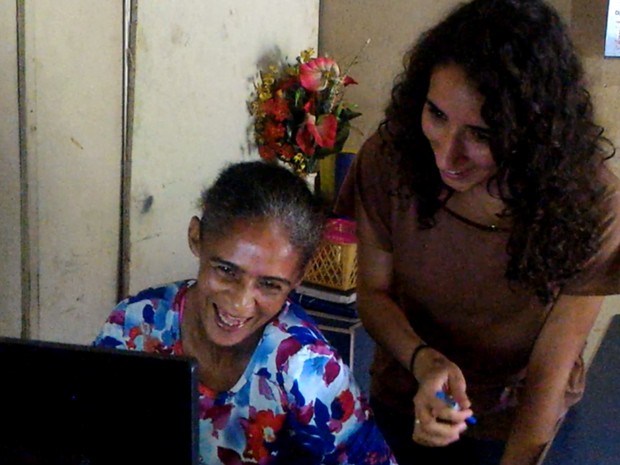 Estudantes da UFG ensinam catadores a usar computadores e a internet em Goiânia Goiás (Foto: Vanessa Martins/G1)