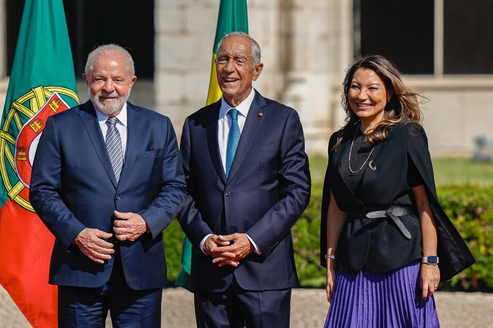 Presidente Lula é recebido pelo presidente de Portugal, Marcelo Rebelo de Sousa, ao lado da primeira-dama, Janja Lula da Silva — Foto: Ricardo Stuckert/PR