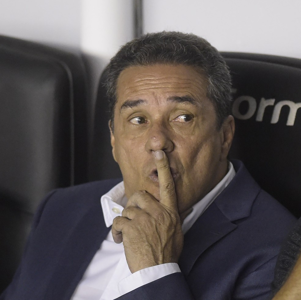 Vanderlei Luxemburgo avisou que passará a fazer treinos abertos no Vasco — Foto: André Durão
