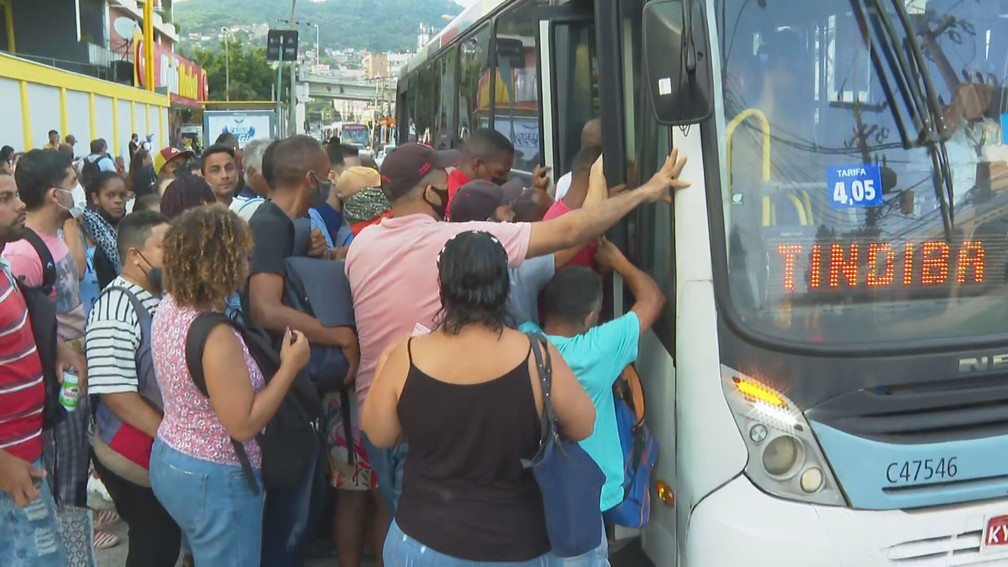 Passageiros se aglomeram em Madureira para pegar um nibus regular durante greve do BRT  Foto: Reproduo/ TV Globo