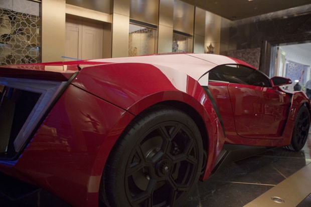 O 'supercarro' Lykan Hypersport, da W Motors, que custa R$ 10,9 milhões e está em 'Velozes e Furiosos 7'; o modelo é o mais raro e mais caro a aparecer na franquia estrelada por Paul Walker e Vin Diesel (Foto: Divulgação)