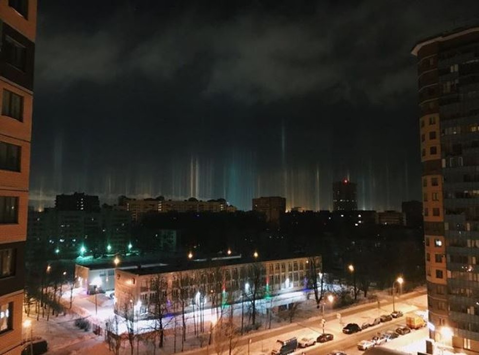 Pilares de luz brilharam no céu de São Petersburgo (Foto: Reprodução/Instagram/Akishina)