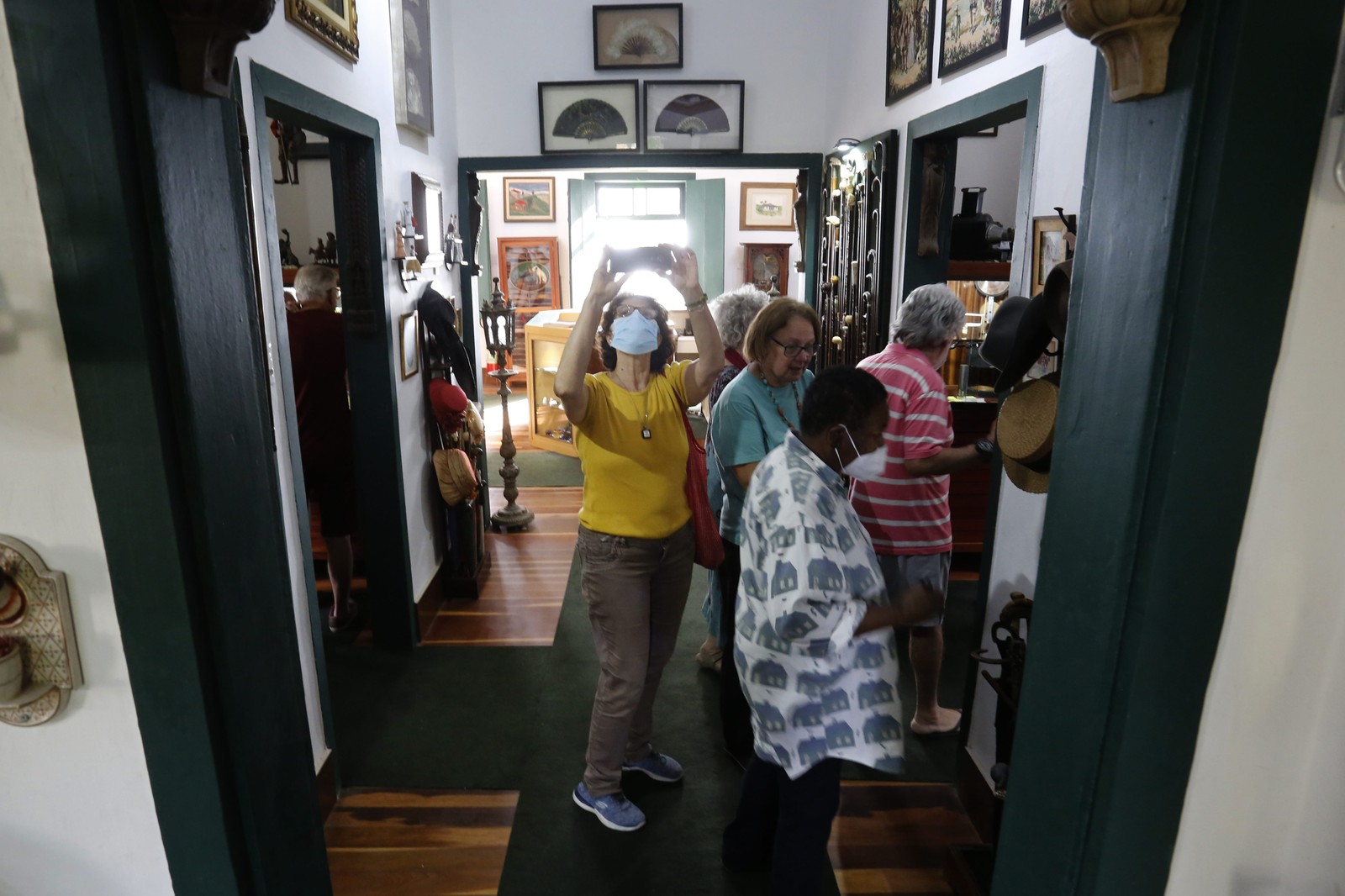 Pessoas visitam o Museu da Comunicação e Costumes, na casa onde morou José Bonifácio, na Ilha de Paquetá — Foto: Custodio Coimbra