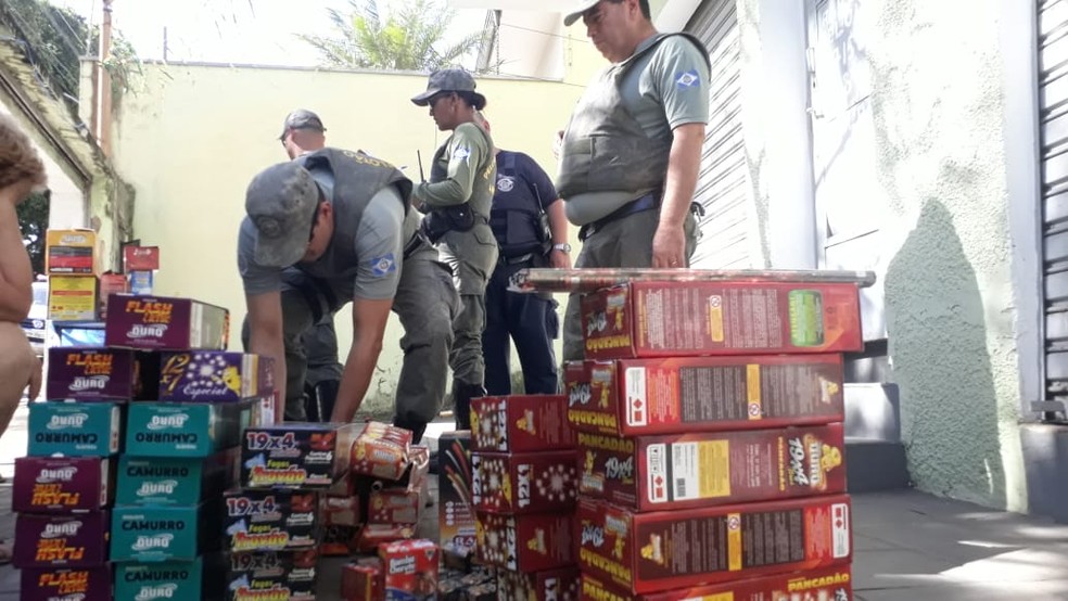 Aposentada foi levada para a delegacia em Limeira; fogos foram apreendidos (Foto: Wagner Morente/Comunicação GCM LImeira)