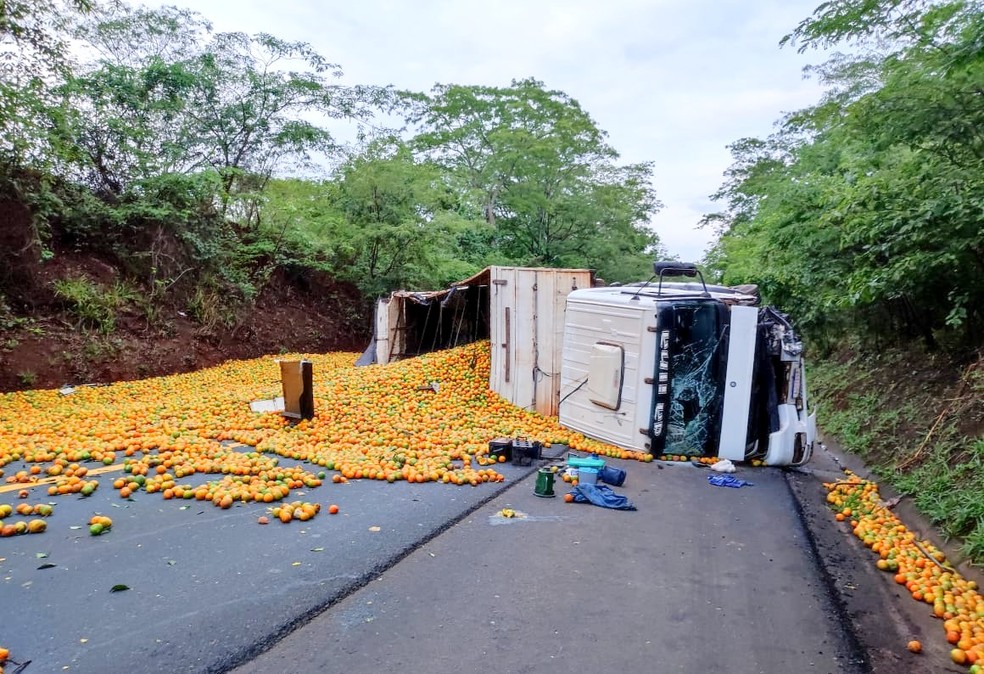 Carga de laranjas ficou espalhada na pista em Ibitinga — Foto: Arquivo pessoal