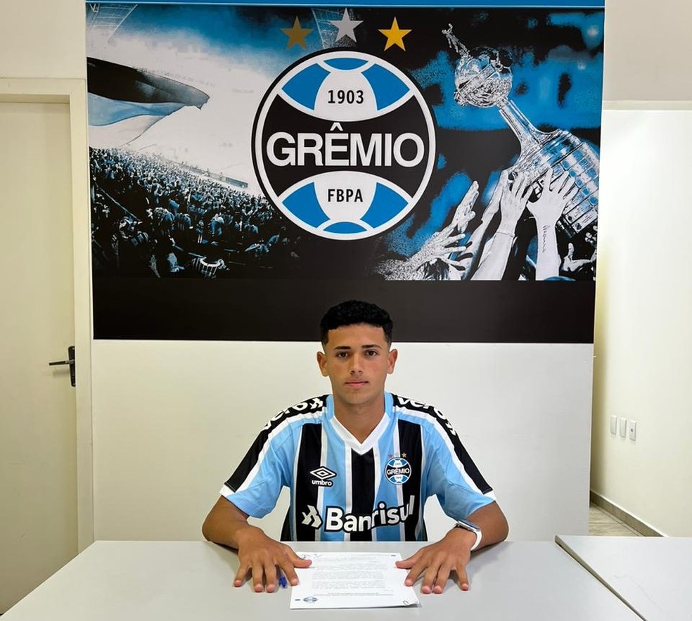 Joia da base do Grêmio assina primeiro contrato profissional com multa de 150 milhões