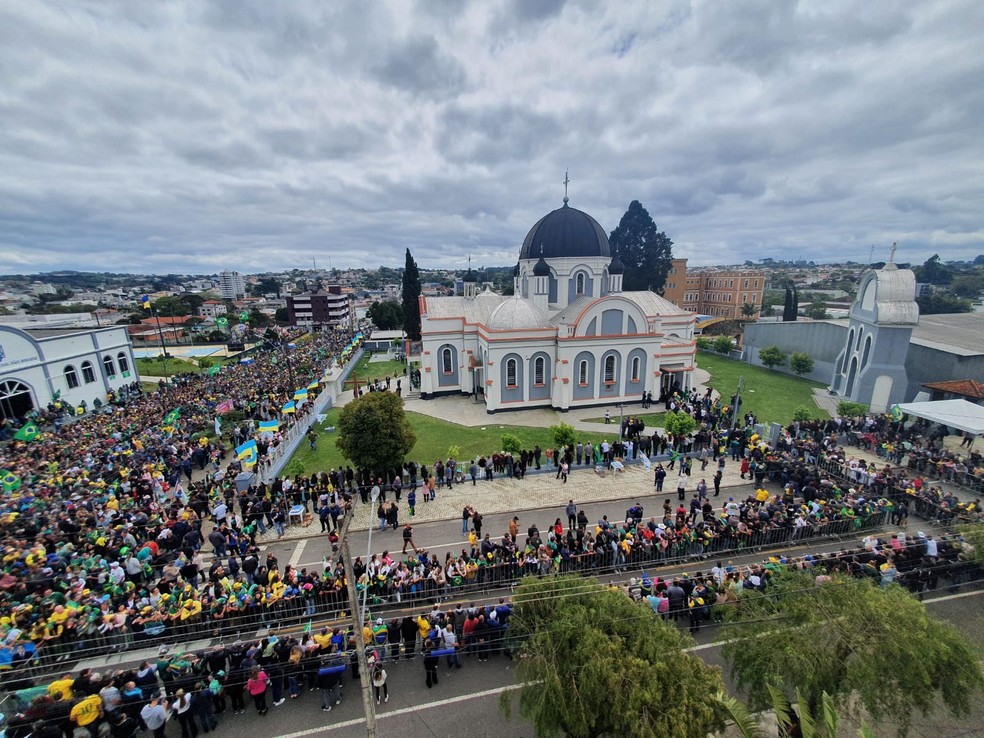 Ato em apoio a Bolsonaro foi realizado em frente à Paróquia São Josafat — Foto: William Batista/RPC Guarapuava