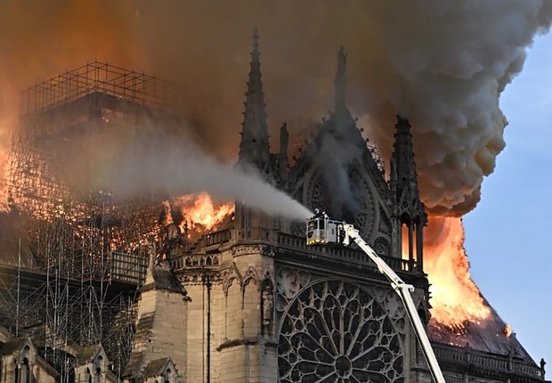 Catedral de Notre-Dame, em Paris, é atingida por incêndio (Foto: Stoyan Vassev\TASS via Getty Images)
