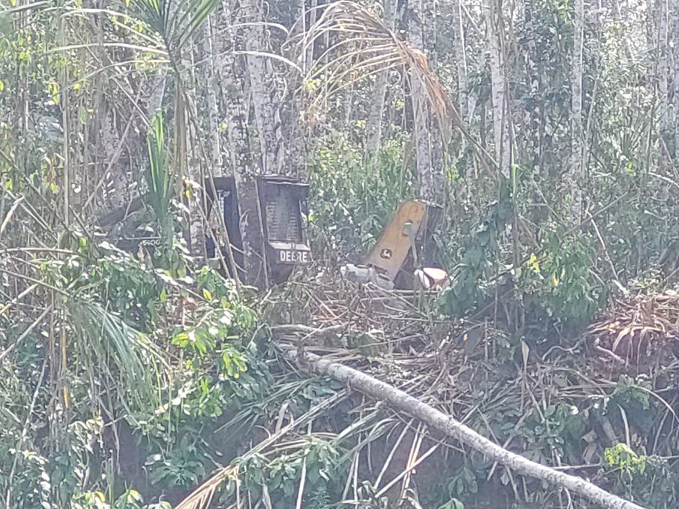 Maquinários foram encontrados pelos sawos na fronteira do Acre com o Peru — Foto: Arquivo pessoal 