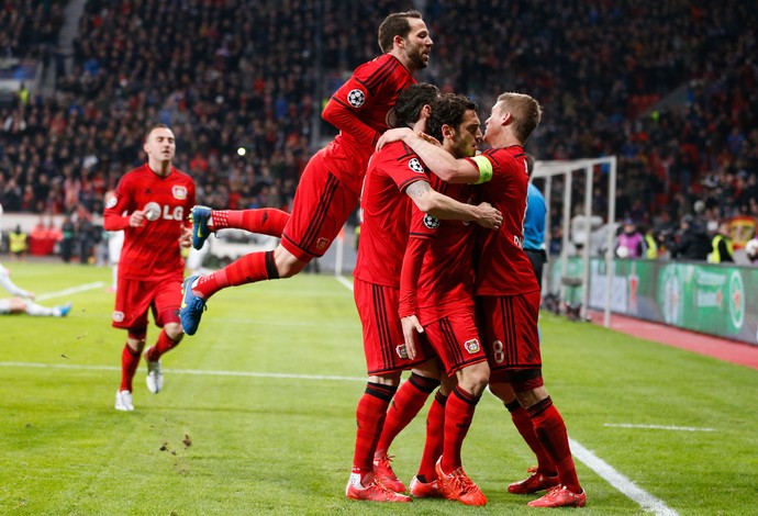 Hakan Calhanoglu, gol do Bayer Leverkusen x Atlético de Madrid (Foto: AP)