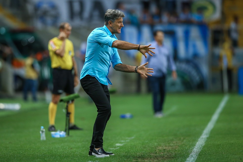Renato comanda a equipe contra o Cruzeiro — Foto: Lucas Uebel/Grêmio/Divulgação
