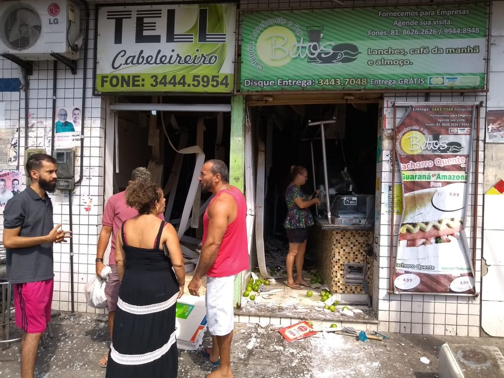Lanchonete em &Aacute;gua Fria, na Zona Norte do Recife, ficou danificada ap&oacute;s inc&ecirc;ndio &mdash; Foto: Reprodu&ccedil;&atilde;o/WhatsApp
