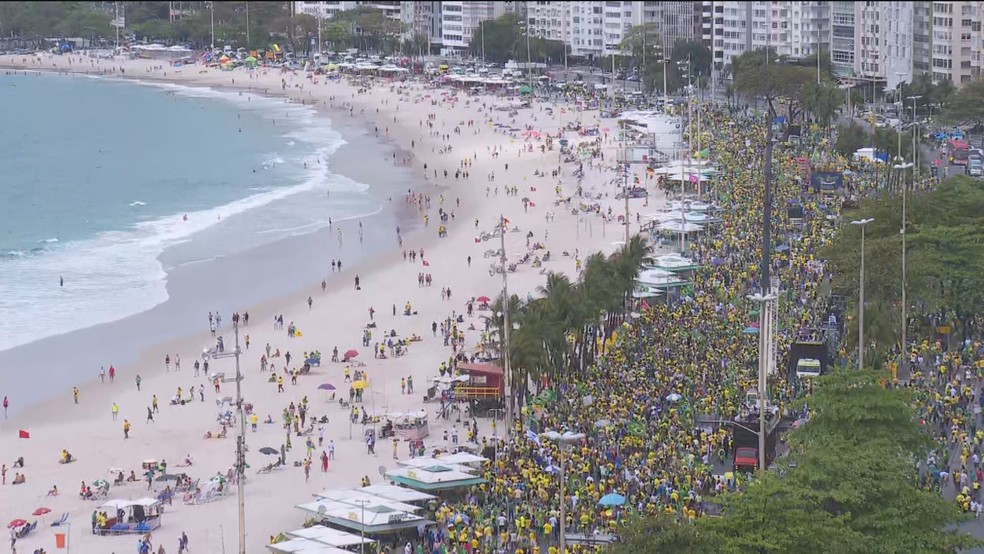Manifestação a favor de Bolsonaro em Copacabana, por volta das 10h40 desta terça-feira (7) — Foto: Reprodução/GloboNews