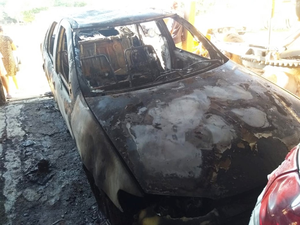 Em Umarizal, um carro foi incendiado dentro do pátio da prefeitura; outros três veículos também foram danificados pelas chamas (Foto: PM/Divulgação)
