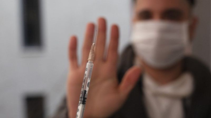O futuro das pessoas que não quiserem tomar a vacina tende a ser cheio de restrições, como já acontece em muitos países com a campanha mais adiantada (Foto: Getty Images via BBC News)