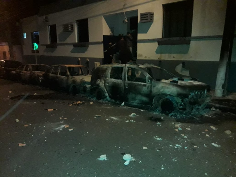 TrÃªs veÃ­culos foram incendiados durante a rebeliÃ£o â Foto: PM/DivulgaÃ§Ã£o