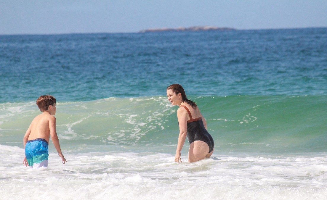 Claudia Abreu curte dia de praia em família no Rio de Janeiro (Foto: J/AgNews)