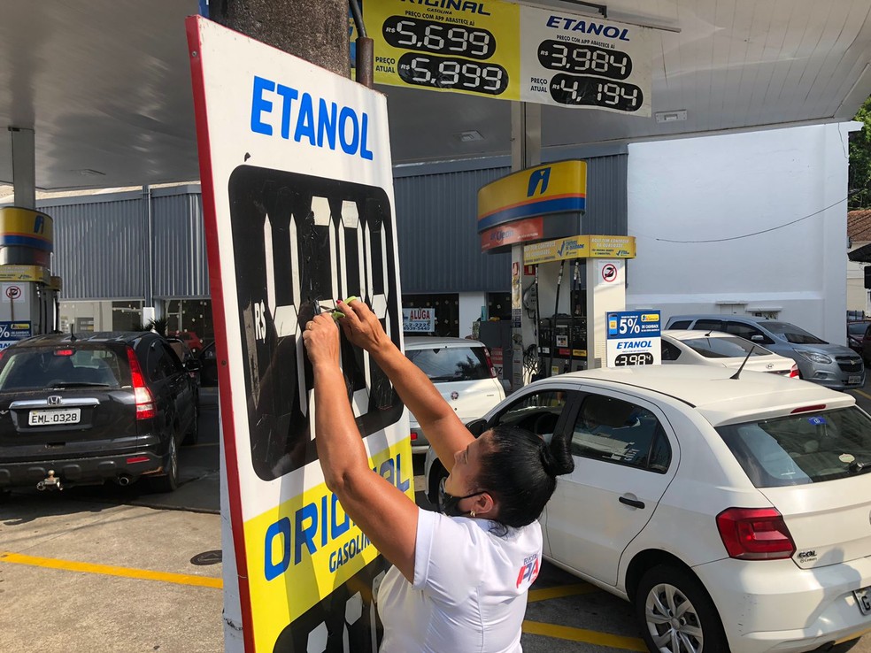 Automóveis formam filas em postos de combustível após anúncio de reajuste da Petrobras — Foto: Matheus Tagé