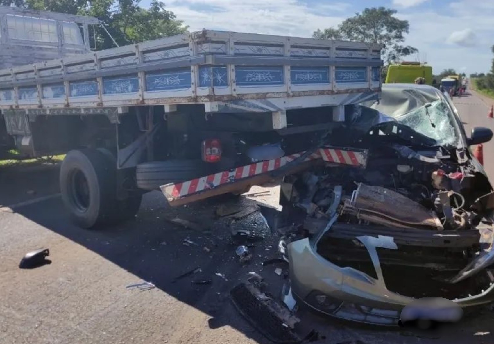 Idosa morre e filho dela fica ferido após acidente entre carro e caminhão na BR-153, em Goiás