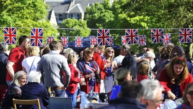 Várias festas de rua foram realizadas para celebrar o jubileu de diamante da rainha em 2012 (Foto: GETTY IMAGES via BBC)