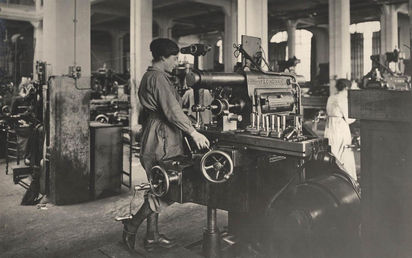 Mulheres trabalham em uma fábrica de munição na França, em 1916.