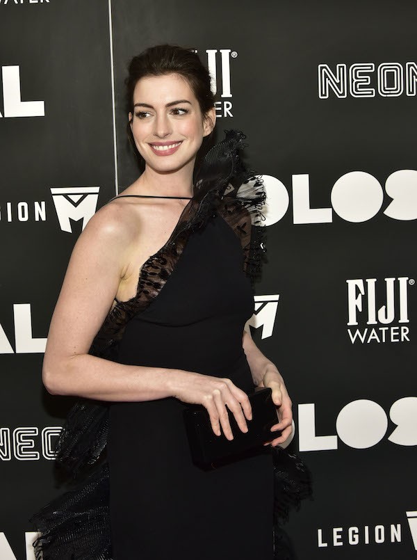 O vestido problemático da atriz Anne Hathaway (Foto: Getty Images)