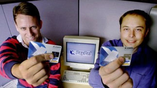 Musk co-fundou a X.com em 1999, empresa de pagamento de serviços financeiros on-line e de e-mail. O negócio se fundiu com a Confinity, uma instituição de operações financeiras. Fusão entre as duas companhias deu origem ao Paypal, depois vendido para o Ebay por US$ 1,5 bilhão em 2002.