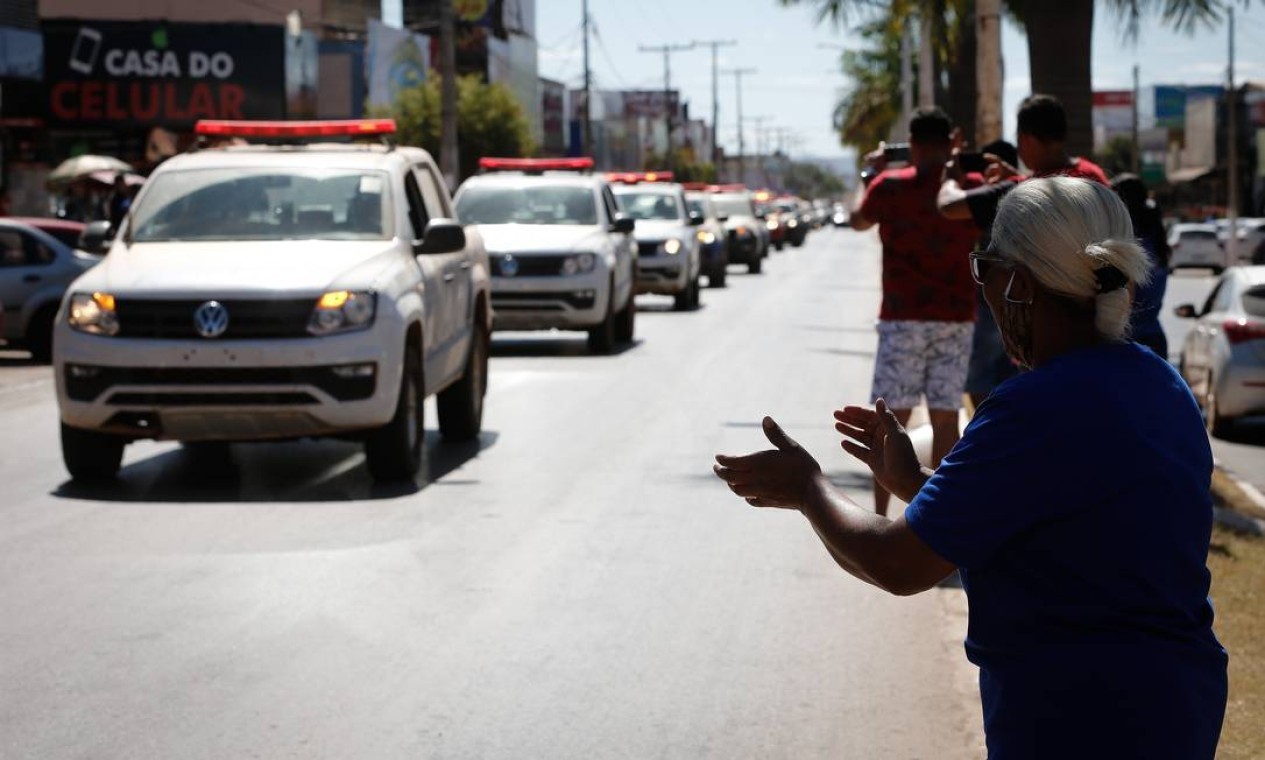 Em carreata, policiais são aplaudidos por população de Águas Lindas após a captura do serial Killer. — Foto: Pablo Jacob / Agência O Globo
