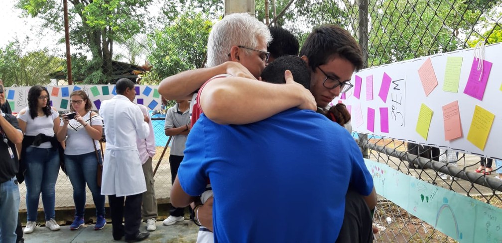 Gabriel Souza (de óculos) conseguiu fugir de massacre na Escola Raul Brasil em Suzano — Foto: Maiara Barbosa/G1
