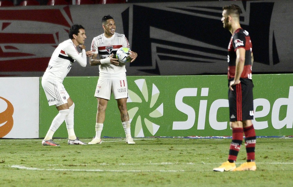 Luciano e Pablo comemoram gol do São Paulo contra o Flamengo — Foto: Marcos Riboli