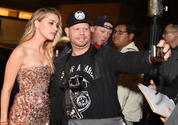 Amber Heard posa para selfie com fã, mas sem sorrir (Foto: Getty Images)