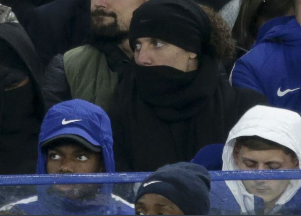David Luiz assistiu à vitória do Chelsea nas tribunas do Stamford Bridge (Foto: Reprodução)