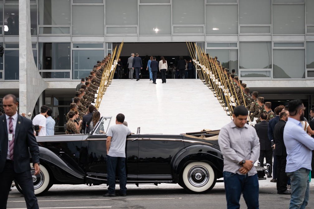 Subida da rampa do Palácio do Planalto durante ensaio da posse presidencial que movimentou a Esplanada dos Ministérios nesta sexta-feira (30) — Foto: Fábio Tito/g1