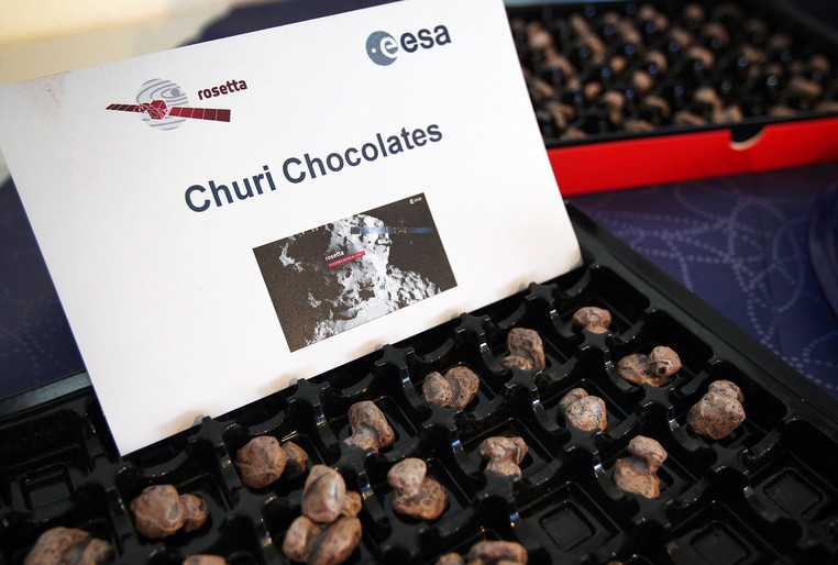   Chocolates em formato do cometa 67P "Churi" foram servidos no Centro de Operações da Agência Espacial Europeia (ESA) nesta sexta-feira (30)  (Foto: Daniel Roland/AFP)