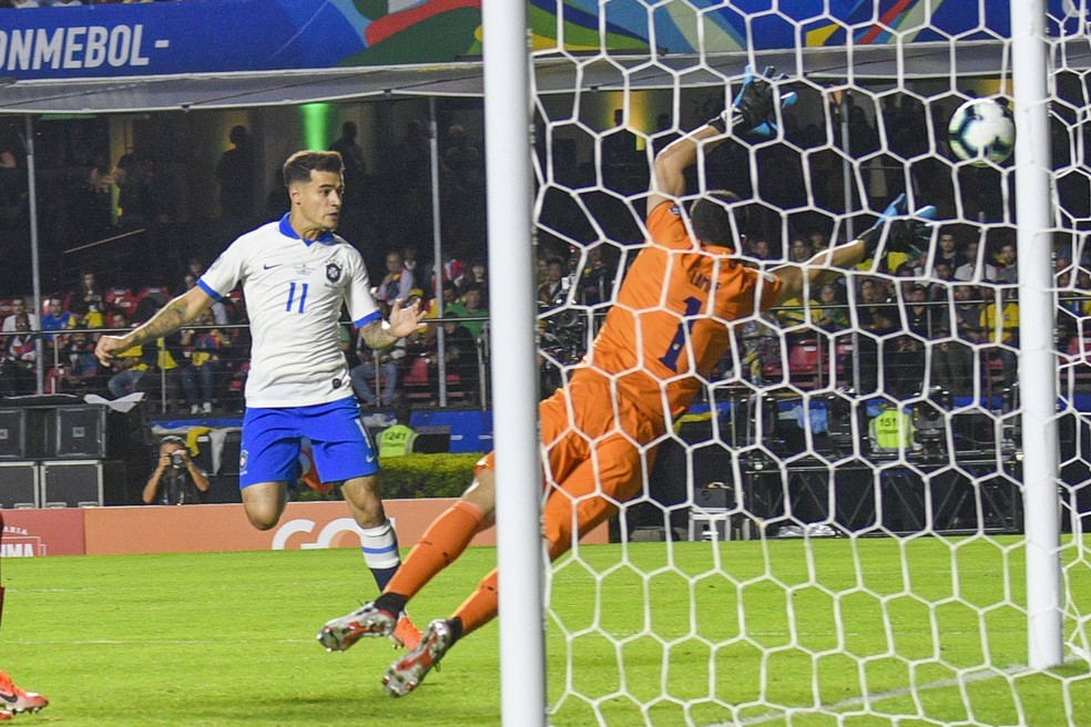 Philippe Coutinho sobe sozinho para cabecear e fazer o segundo gol do Brasil — Foto: BP Filmes