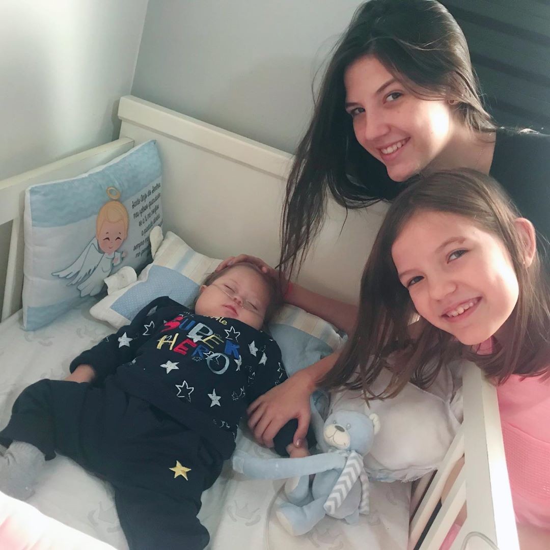 Super Chico em casa com as irmãs após alto do hospital (Foto: Reprodução / Instagram)