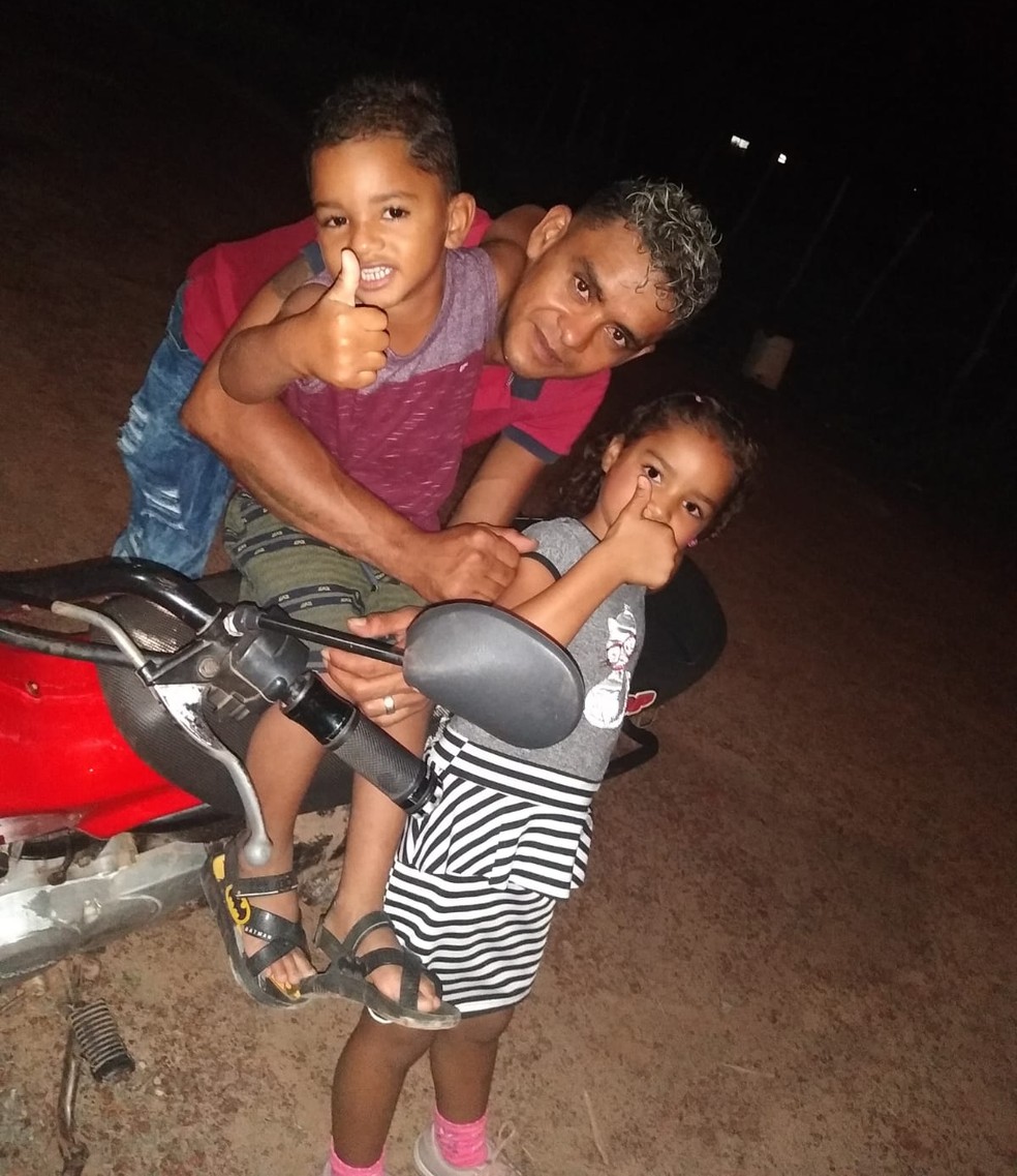 Alex com os filhos que ajudava a criar, junto com a Meyry — Foto: Arquivo Pessoal