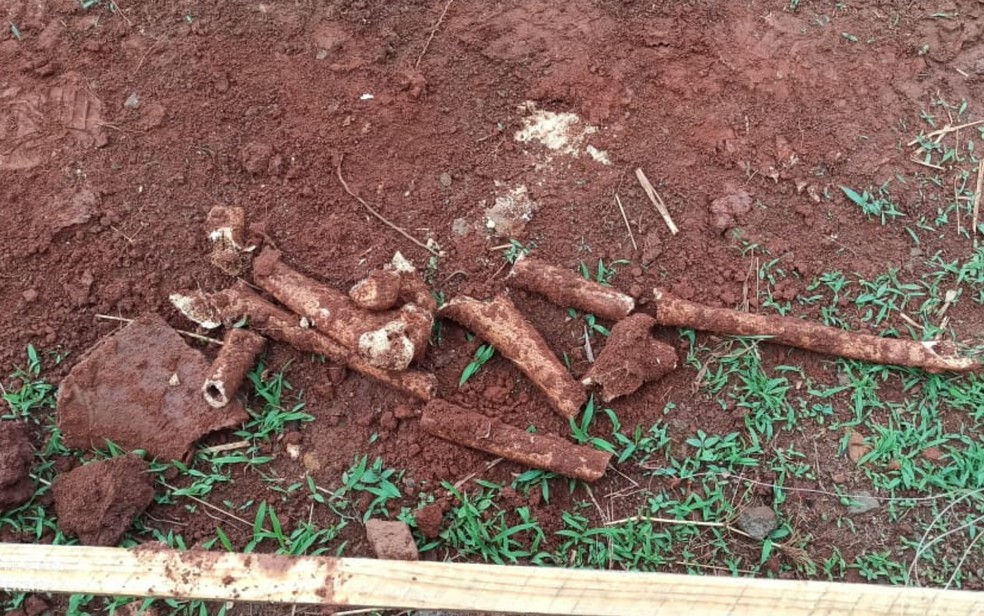 Trabalhadores encontram pote antigo de cerâmica com ossos humanos em obra de Mineiros  — Foto: Reprodução/TV Anhanguera
