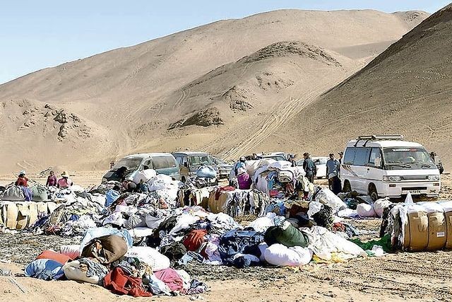 Dejetos da indústria da moda acabam em deserto no Chile (Foto: Reprodução / Instagram)