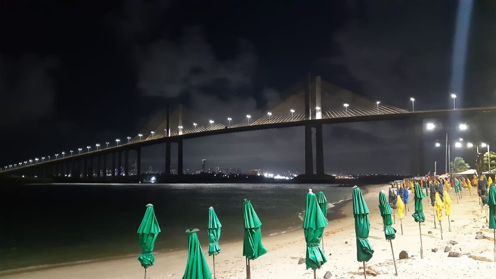 Sem fogos na Ponte Newton Navarro, praia da Redinha n&atilde;o teve aglomera&ccedil;&atilde;o &mdash; Foto: S&eacute;rgio Henrique Santos/Inter TV Cabugi