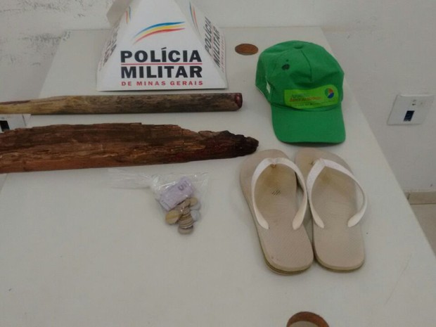 Pedaços de madeira, sandália e boné foram apreendidos no local. (Foto: Polícia Militar/Divulgação)