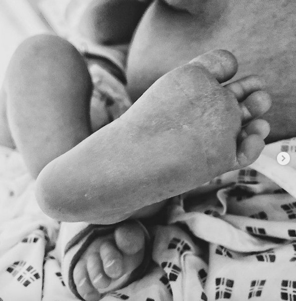 A foto compartilhada pela cantora inglesa Paloma Faith após o nascimento da filha no dia 21 de fevereiro de 2021 (Foto: Instagram)