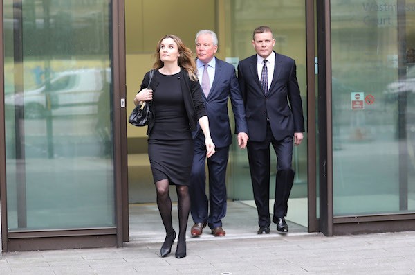 O sogro do apresentador Gordon Ramsay com seus dois filhos, também condenados pela justiça britânica (Foto: Getty Images)