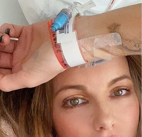 A atriz Kate Beckinsale em seu leito hospitalar em Las Vegas (Foto: Instagram)