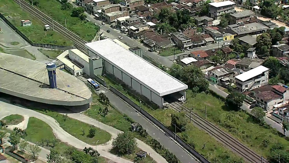 Imagem aérea mostra a Estação Cosme e Damião, no Recife, nesta quarta-feira (22), onde ocorreu atropelamento de ambulante — Foto: Reprodução/TV Globo