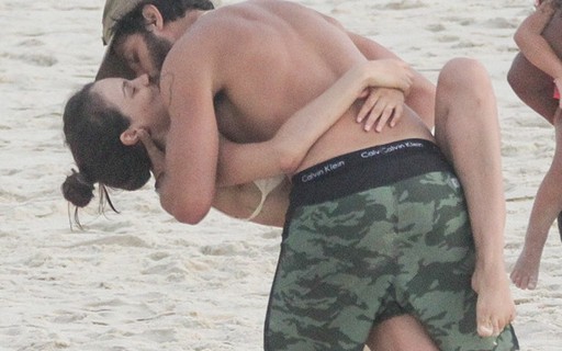 Laura Neiva e Chay Suede trocam beijos cinematográficos em dia de praia