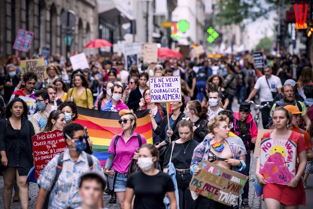 Marcha do Orgulho LGBT toma as ruas de Paris neste sábado (4) — Foto: Benjamin Girette/AP Photo