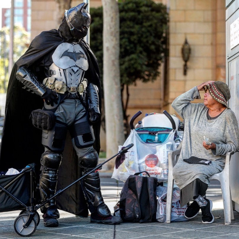 Jovem se veste de Batman para distribuir comida e água a moradores de rua (Foto: reprodução/instagram)