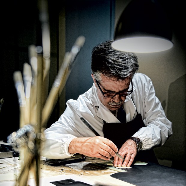 Um dos artesãos que trabalham na coleção Meisterstuck Selection Sfumato, feita de couro de bezerro (Foto: Divulgação)