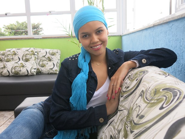Caroline, de 20 anos, mantém um blog onde fala sobre beleza e leucemia (Foto: Anna Gabriela Ribeiro / G1)